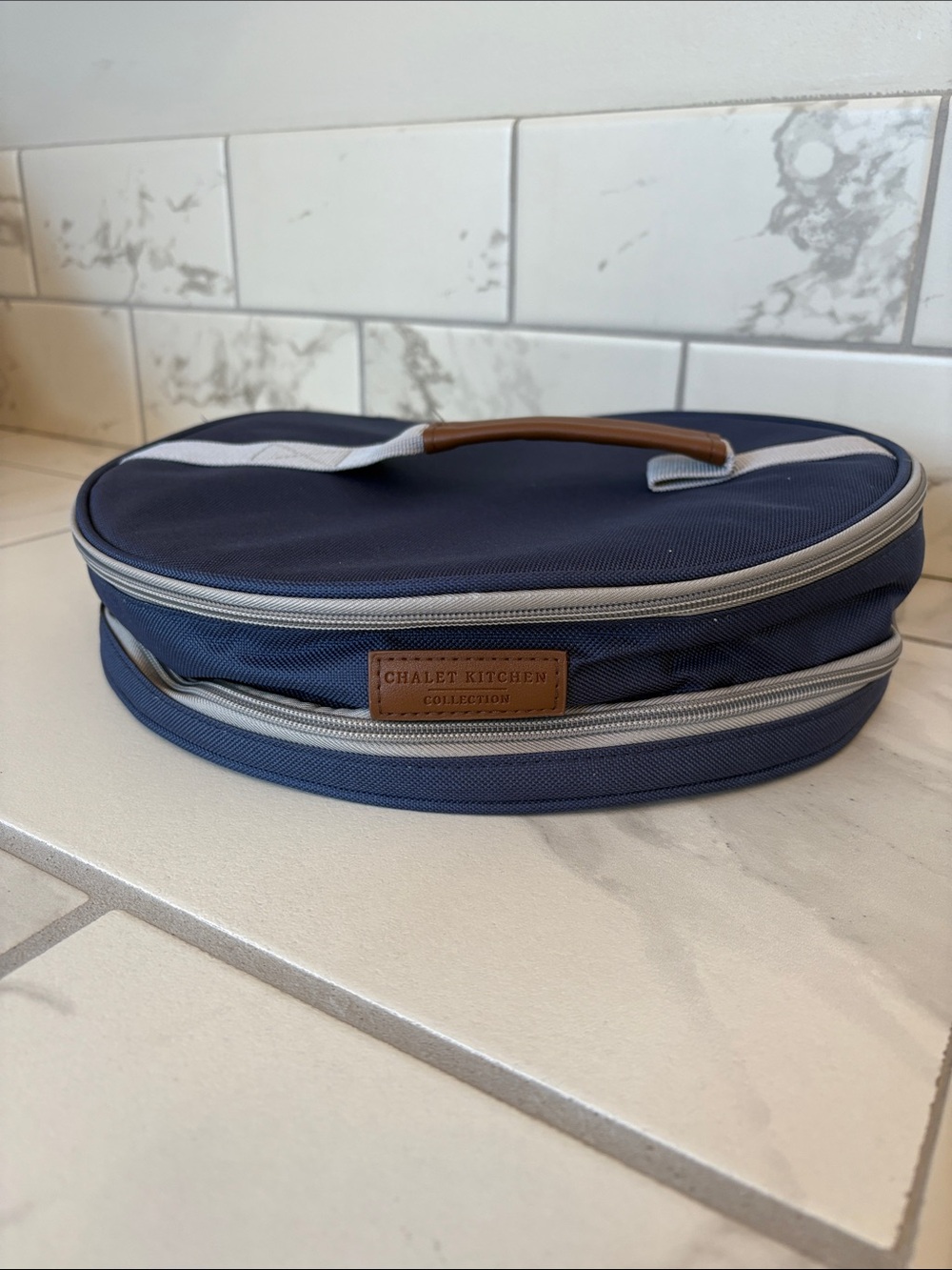 Chalet Kitchen Collection 2 Piece Glass Pie Dish with Insulated Carry Bag